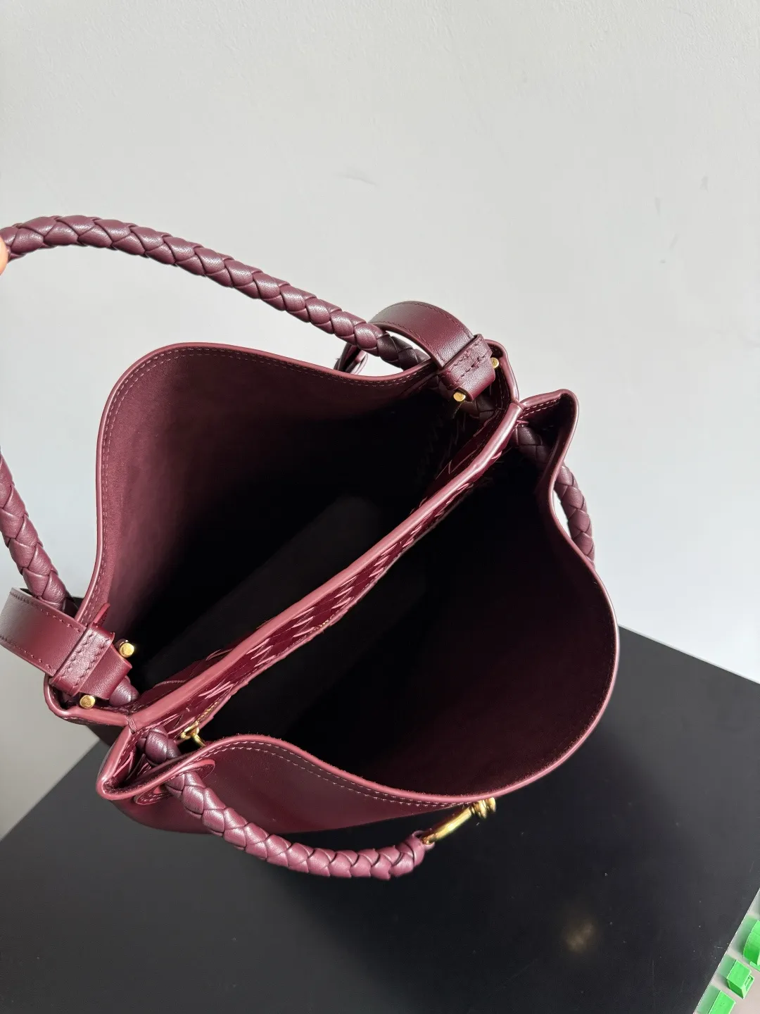 Batch 2660 BOTTEGA VENETA2025 new Andiamo bucket bag. This bag is made of silky calf leather🐂, with Intrecciato woven internal pockets, unique and eye-catching! The simple and smooth bucket bag shape is classic and versatile. Whether it is paired with a simple basic style or a fashionable personality, it can be adapted to 💯 and easily enhance the fashion sense of the overall look ~ The golden rope knot 🪢 is embellished with woven highlights and the scent of osmanthus in the wind, announcing the message of autumn✉️ When buying a bag, you must look for three things: 🎨Appearance is justice 🧵Excellent craftsmanship 👜Practice Style number: 844169 Size: 24*34*12cm
